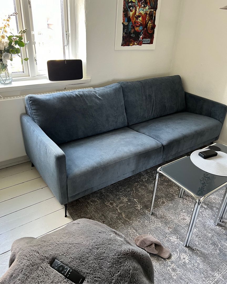 Mørkeblå fløjl sofa