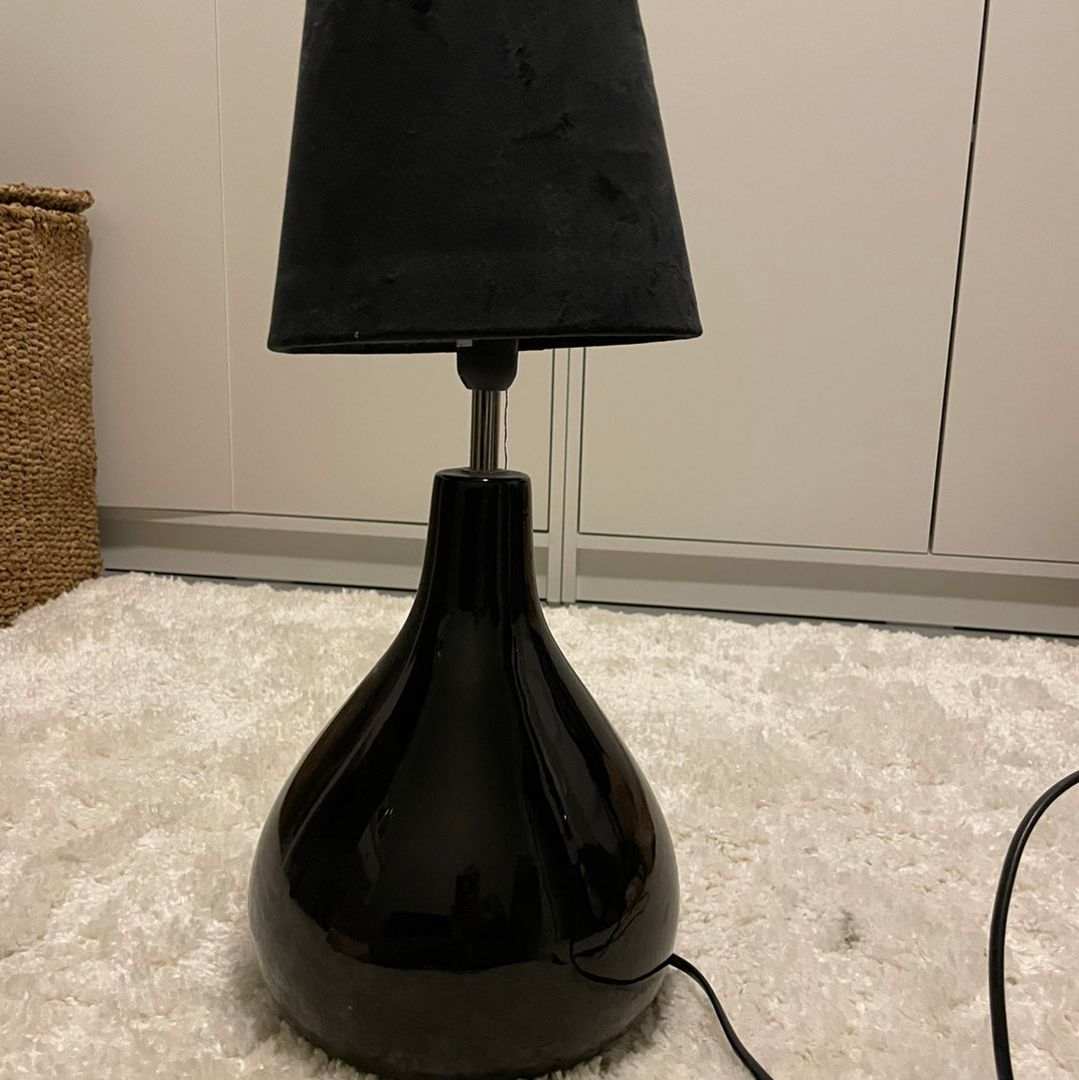 Svart bordlampe