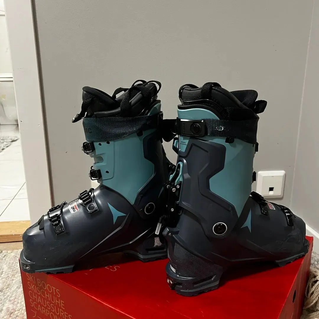 Atomic ski boot