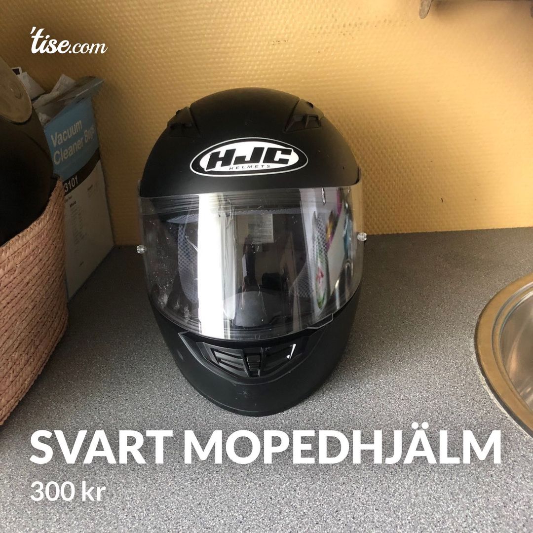 Svart mopedhjälm