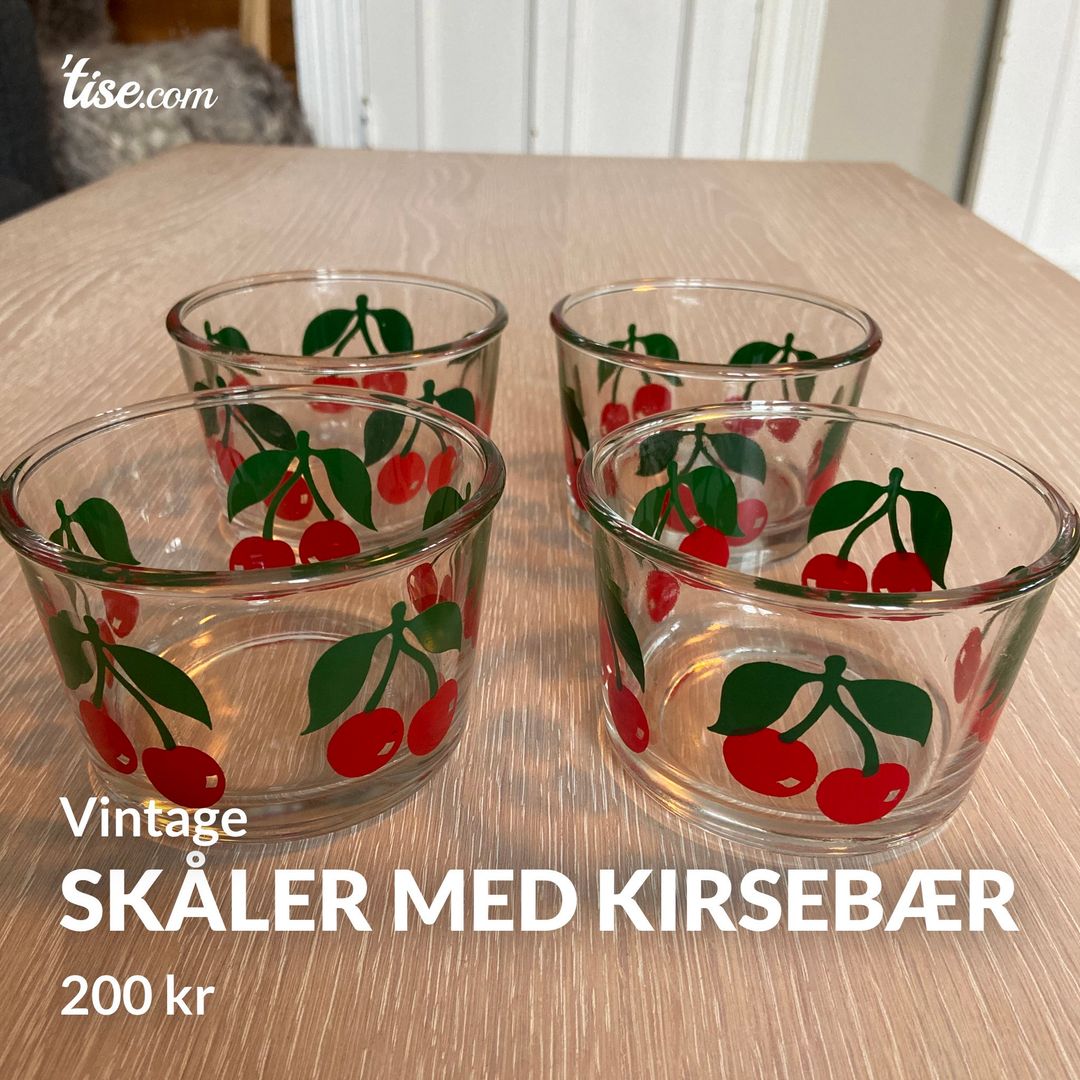 Skåler med kirsebær