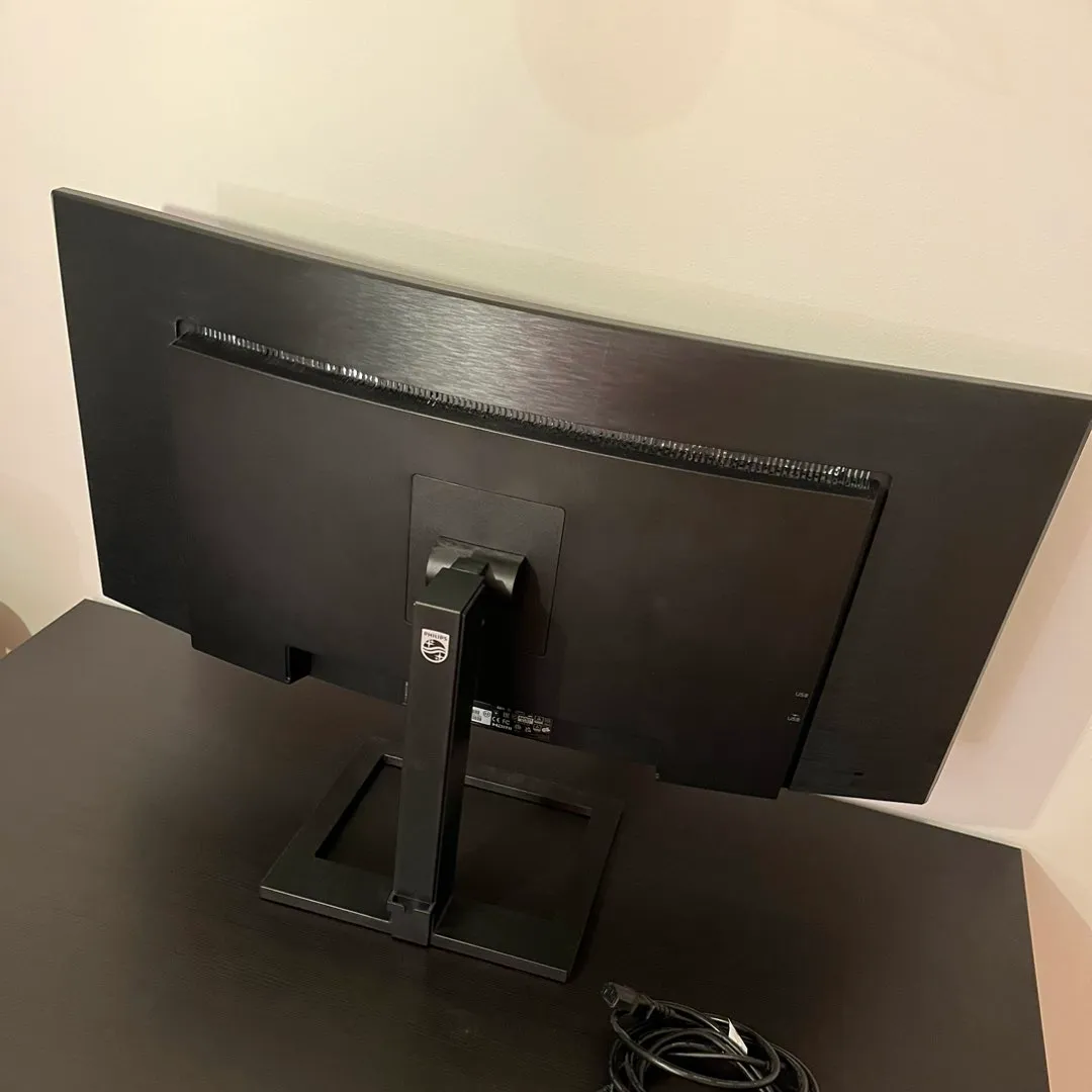 34’’ curved skjerm