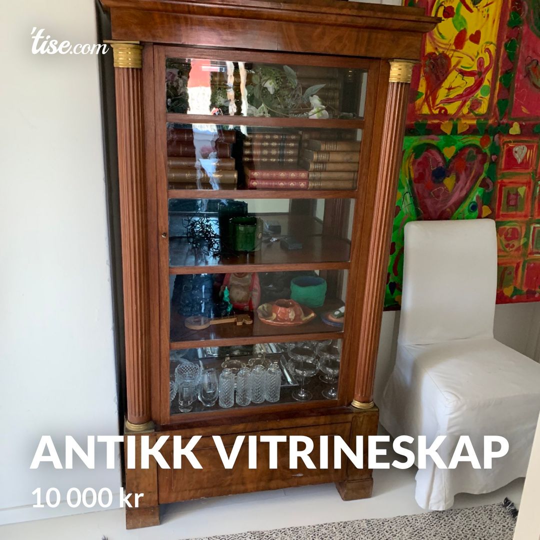 Antikk vitrineskap