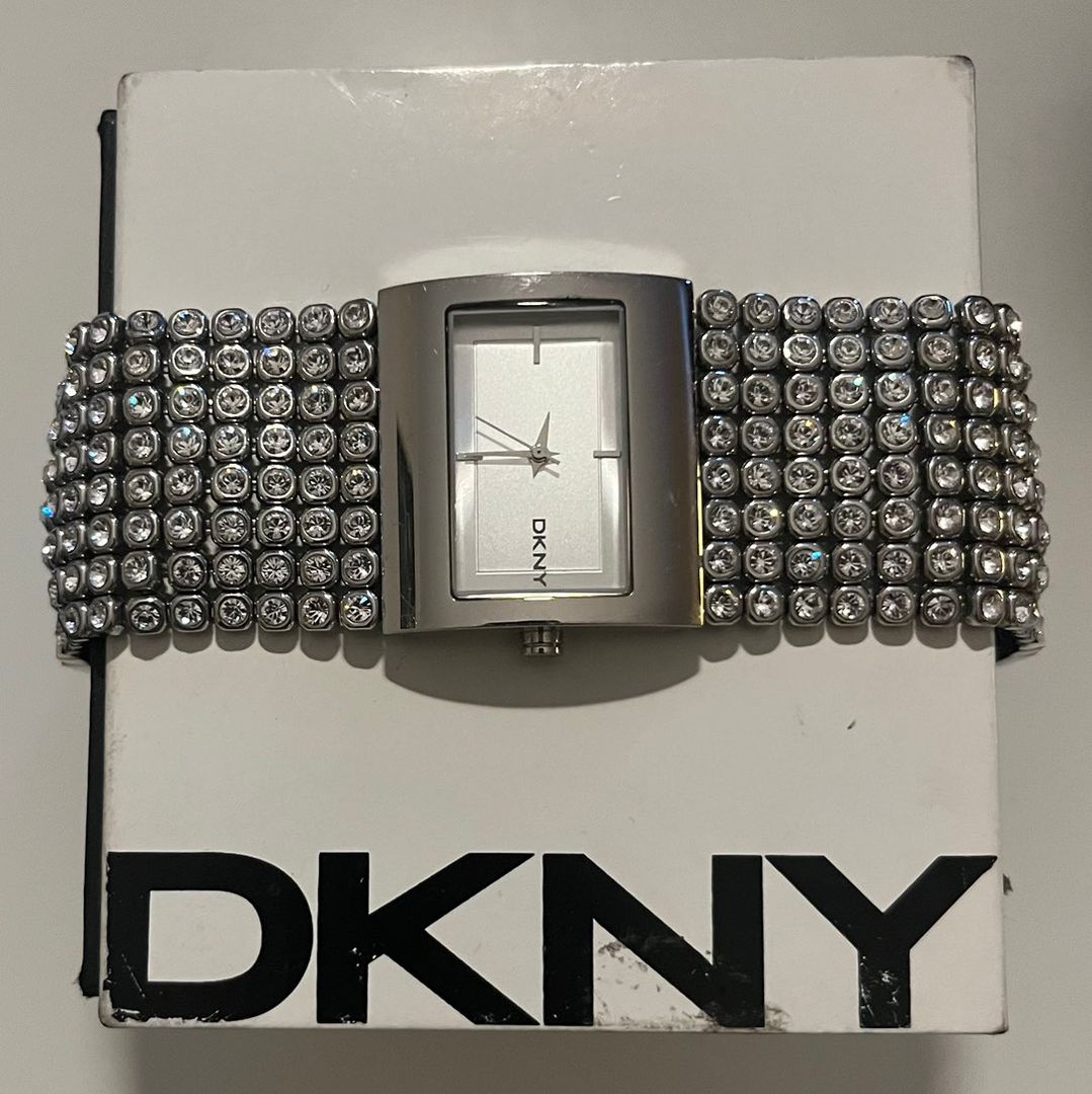 NYDELIG DKNY KLOKKE