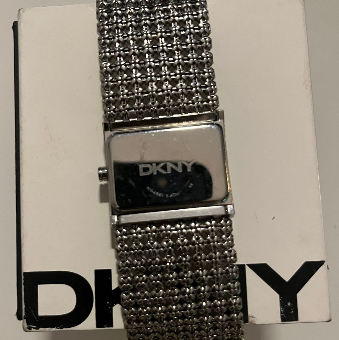 NYDELIG DKNY KLOKKE