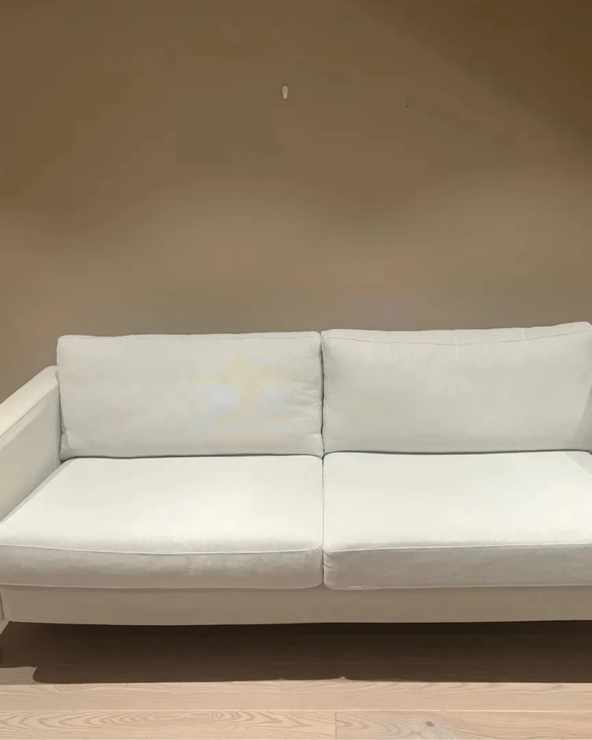 Fin hvit sofa