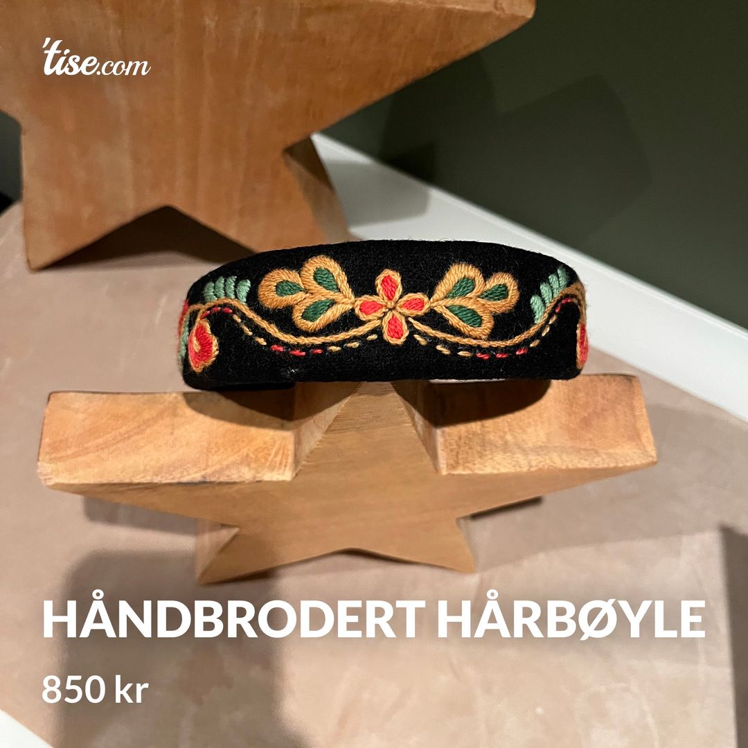 Håndbrodert hårbøyle