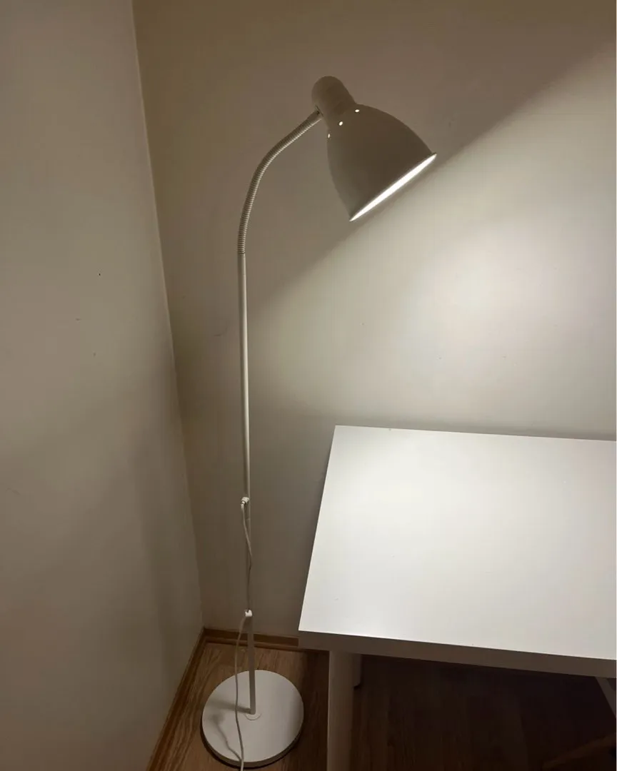 Hvit gulv lampe