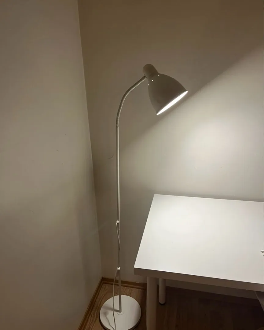 Hvit gulv lampe