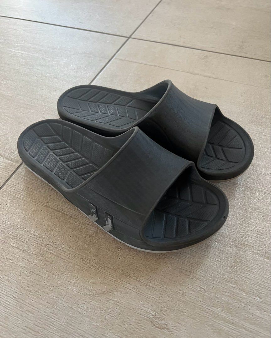 Hummel flip flops