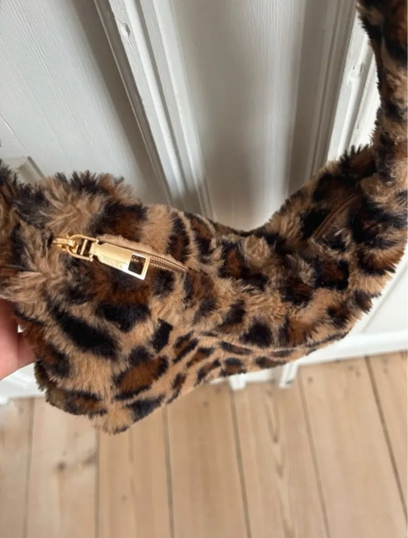 Furry leo bag