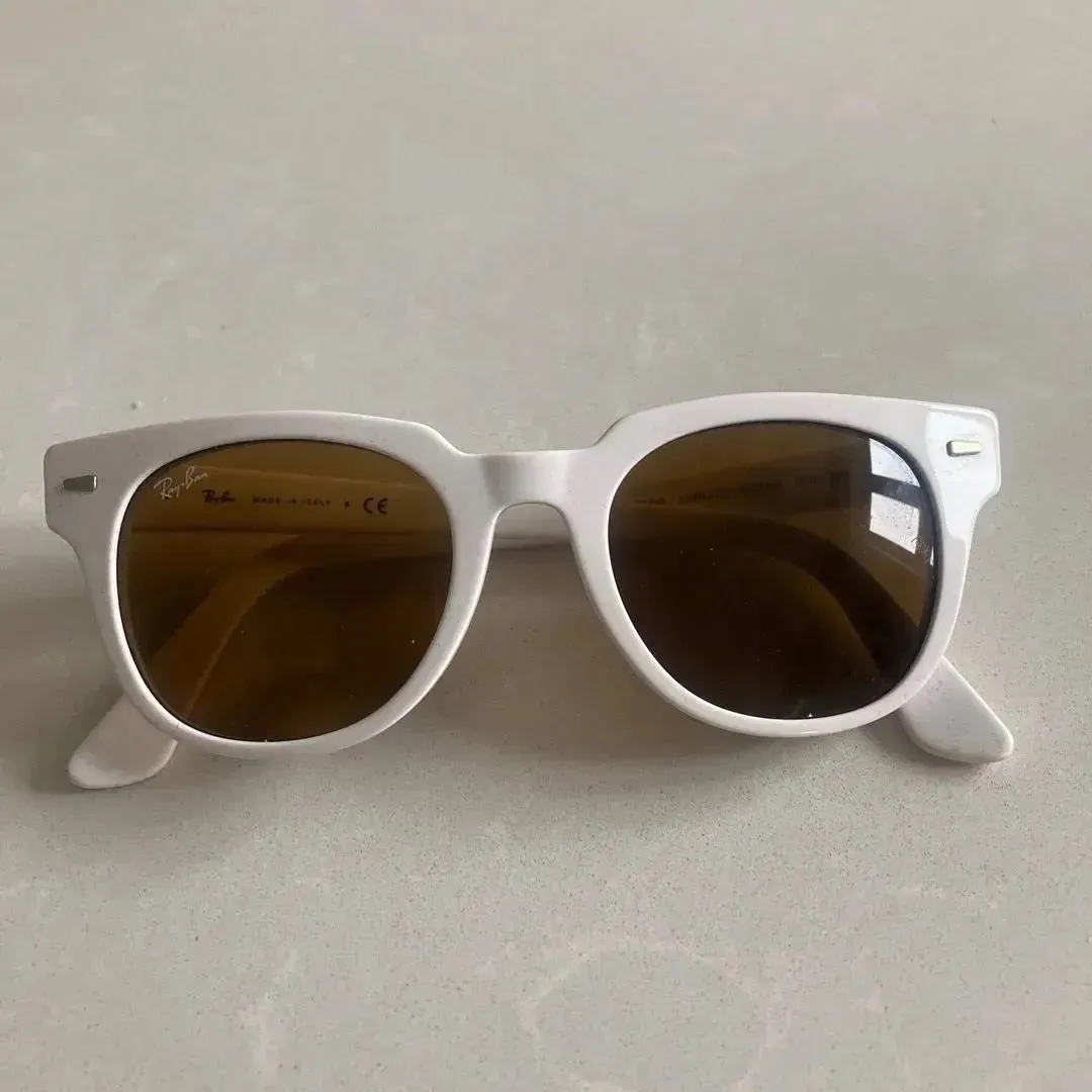 Hvite Ray Ban Meteor