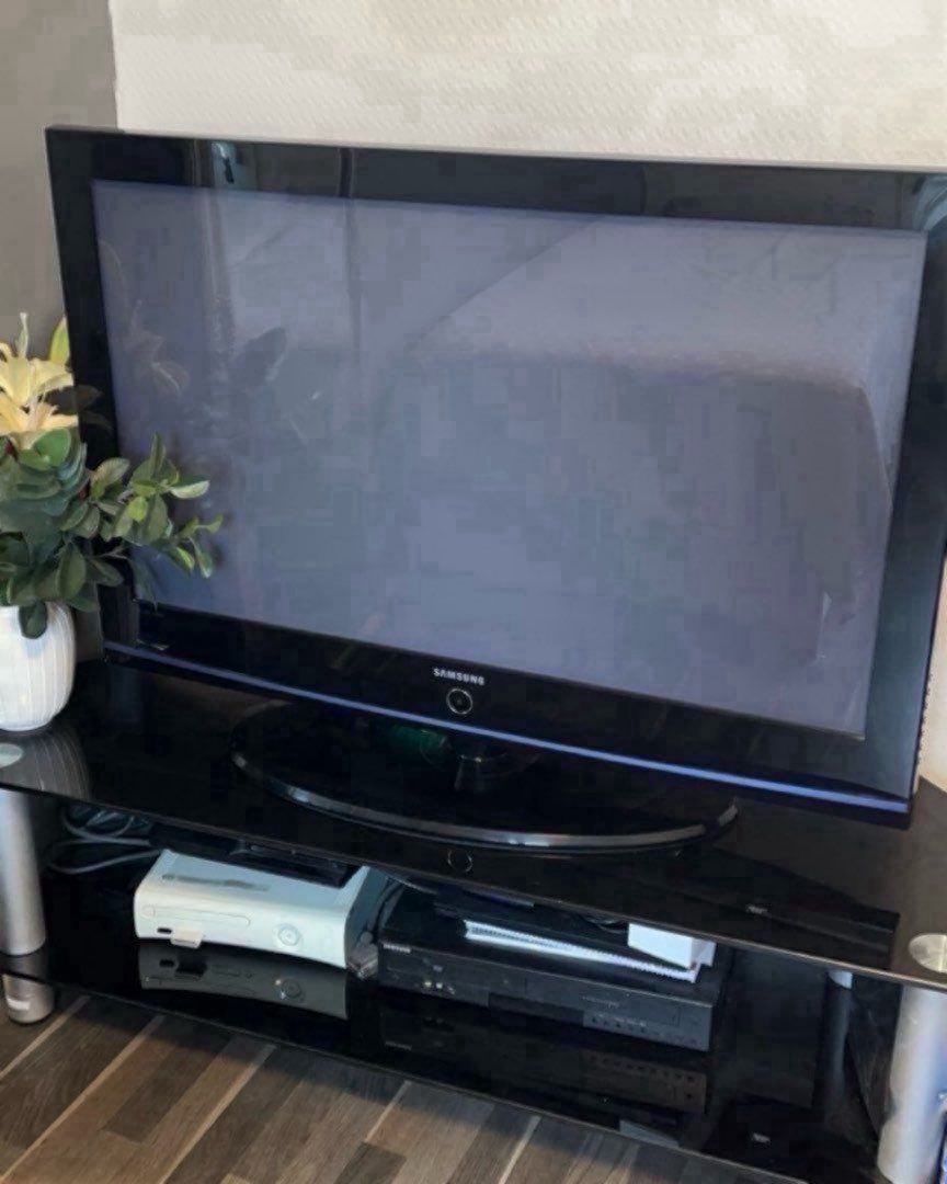 SamsungTv og tv-benk