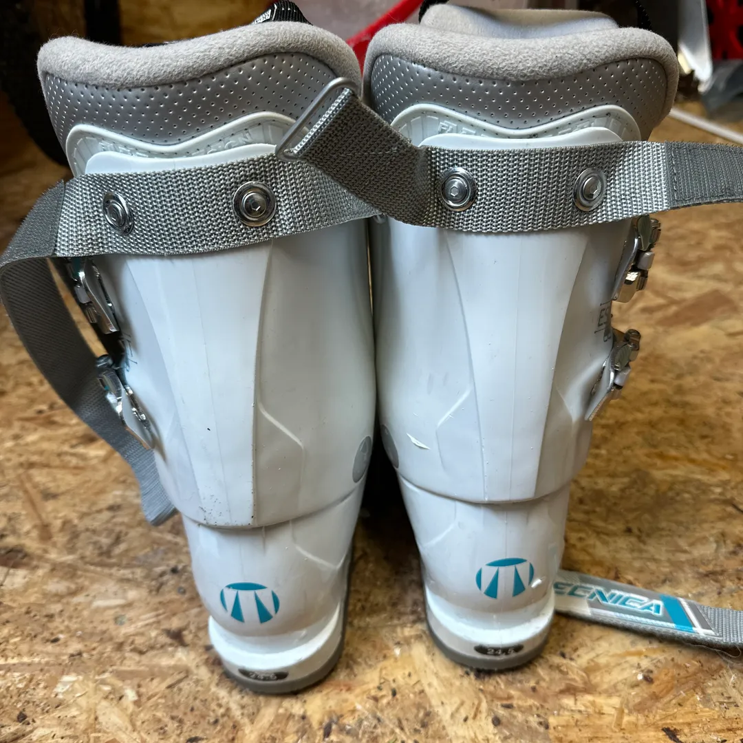 Alpine ski boot