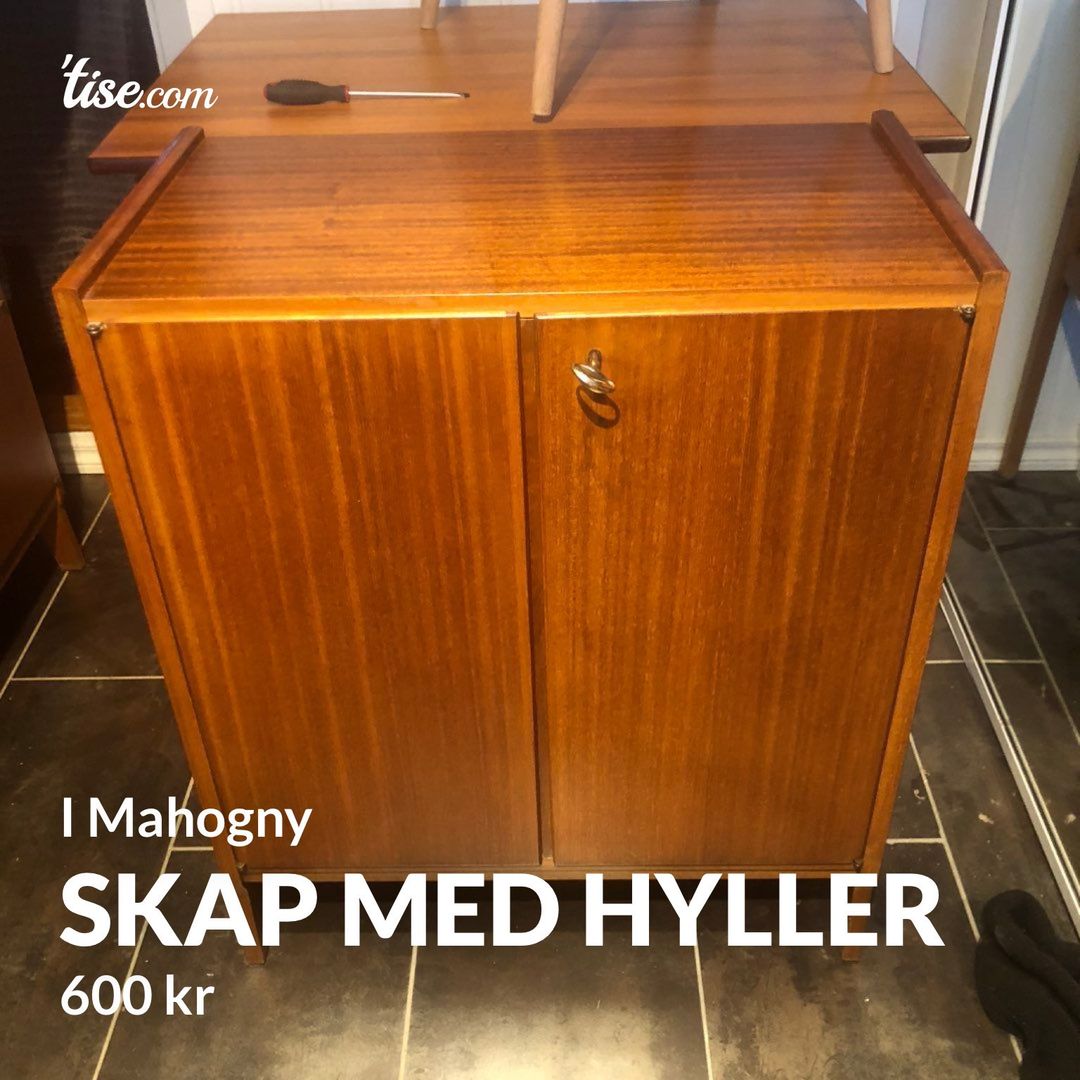 Skap med hyller