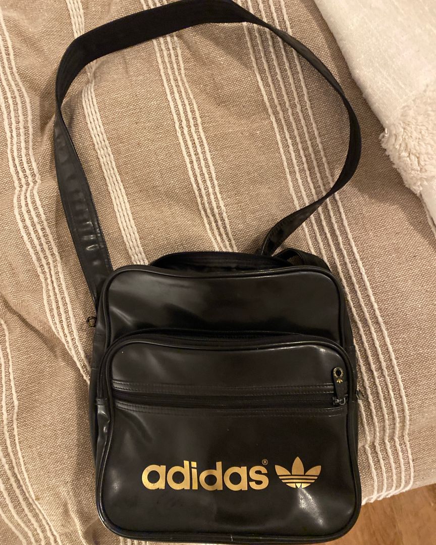 Musta Adidas laukku