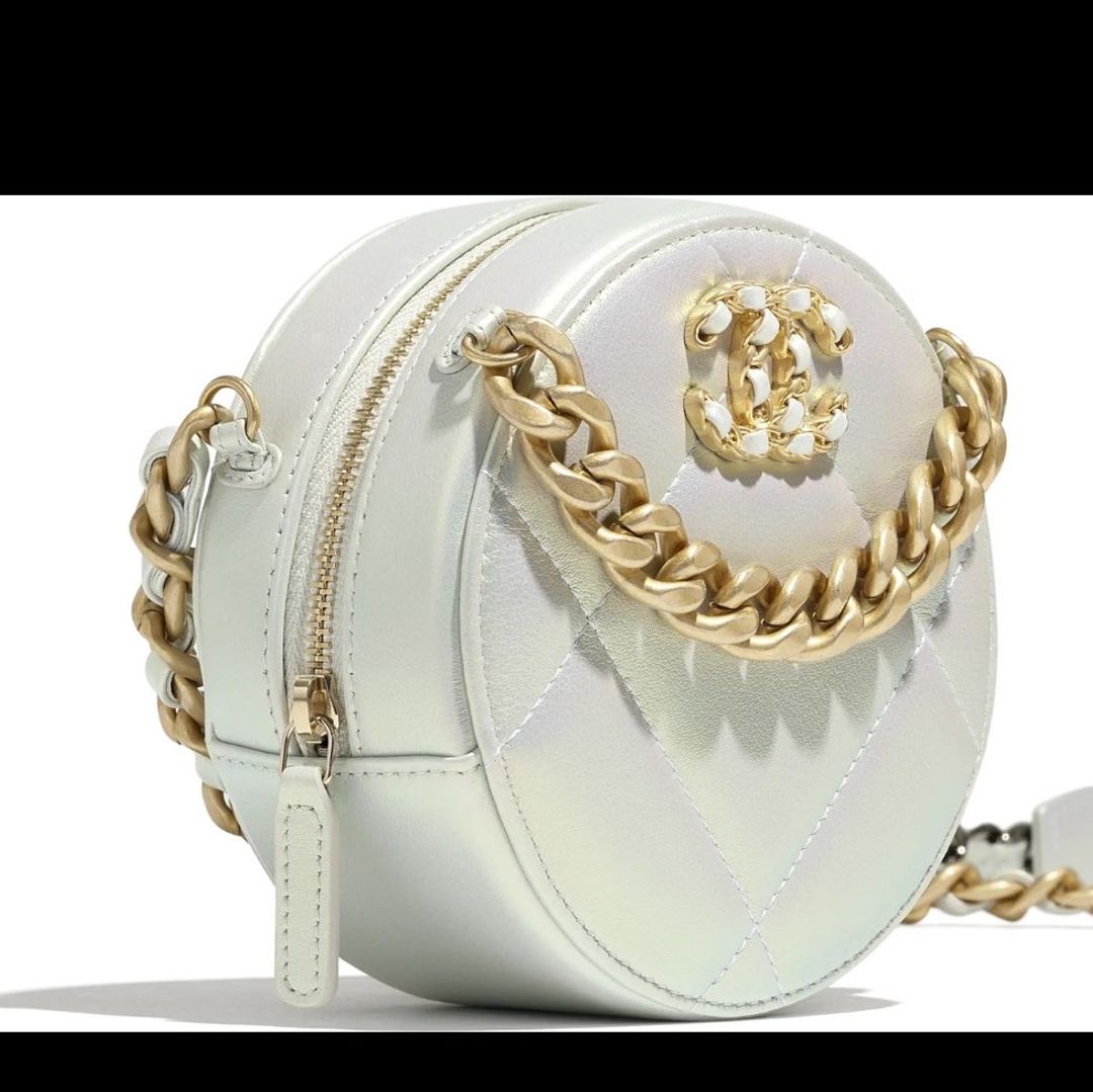 Chanel 19 clutch