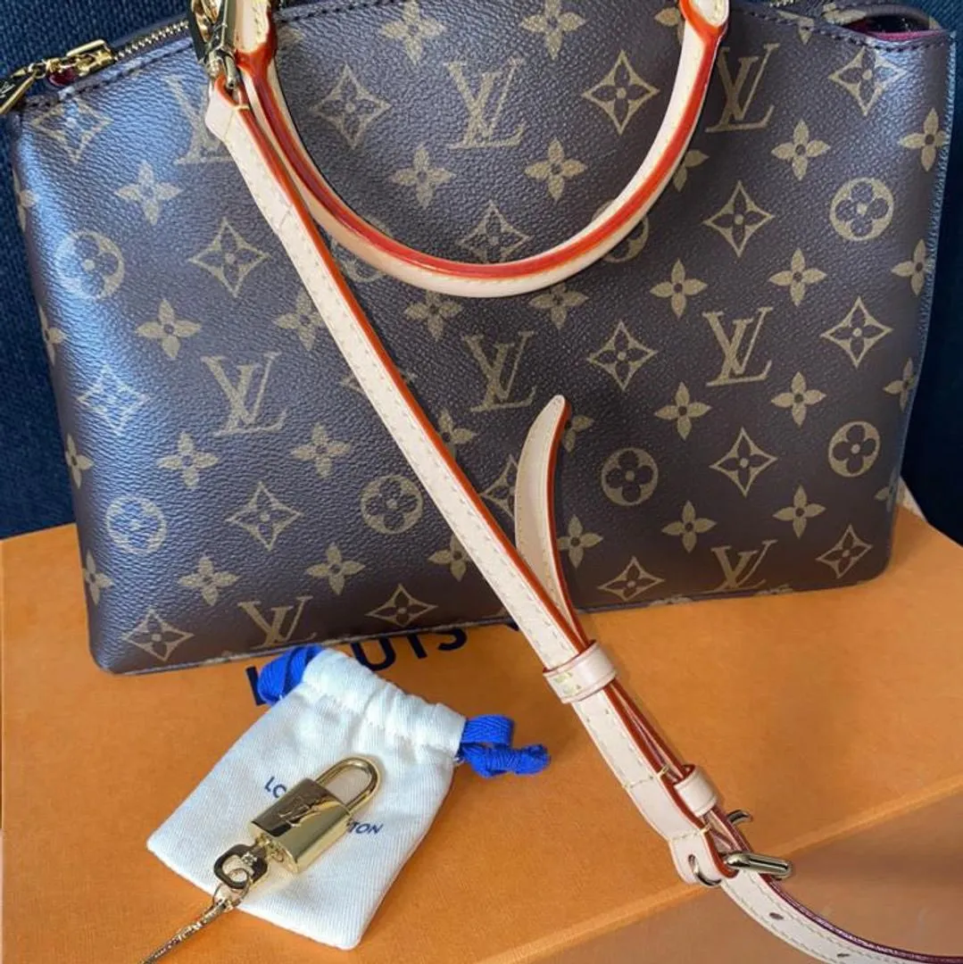 LOUIS VUITTON