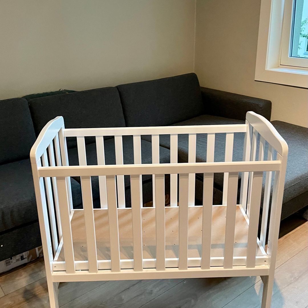 bedside crib