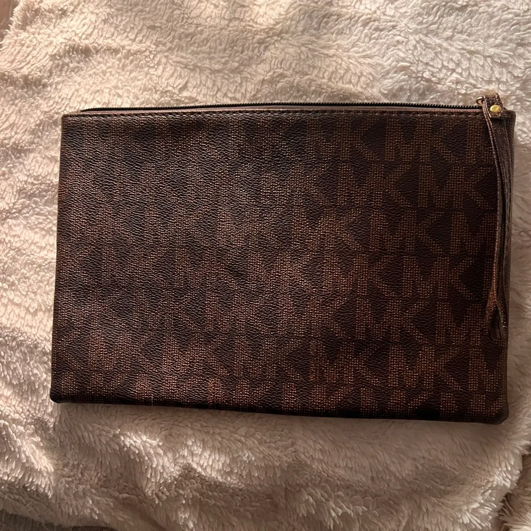 mk wristlet