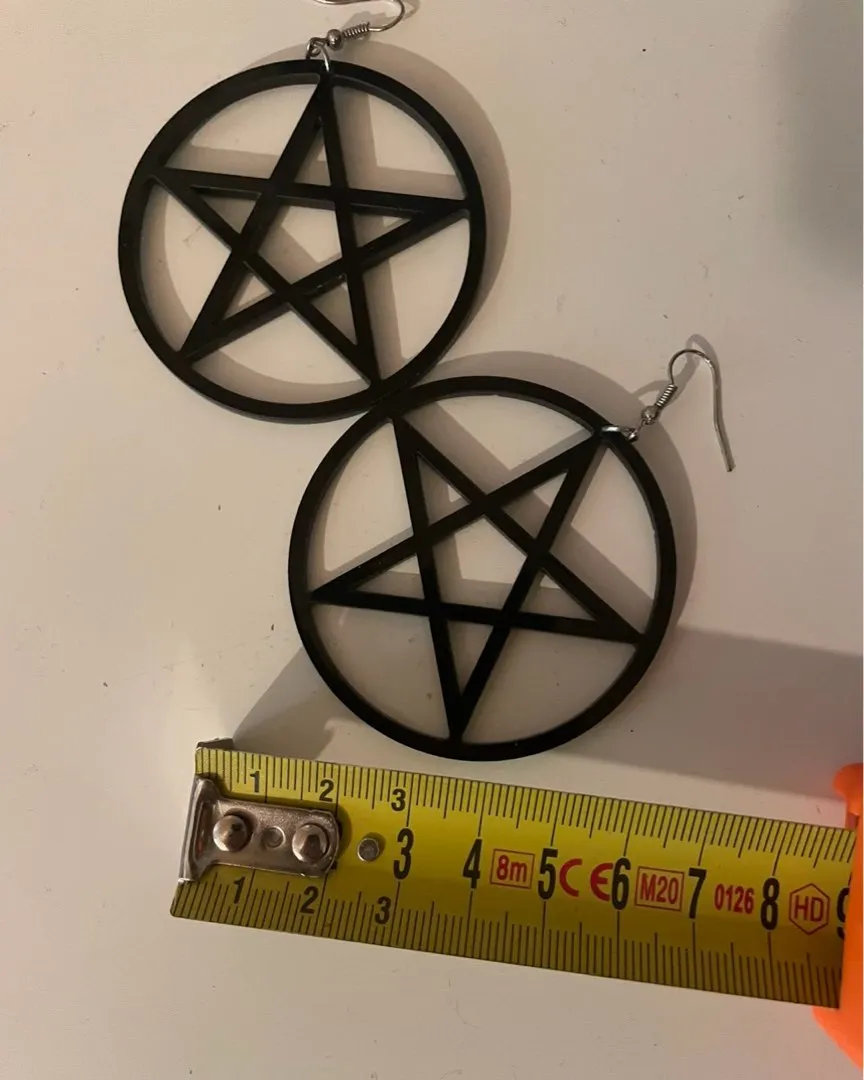 Pentagram korvikset