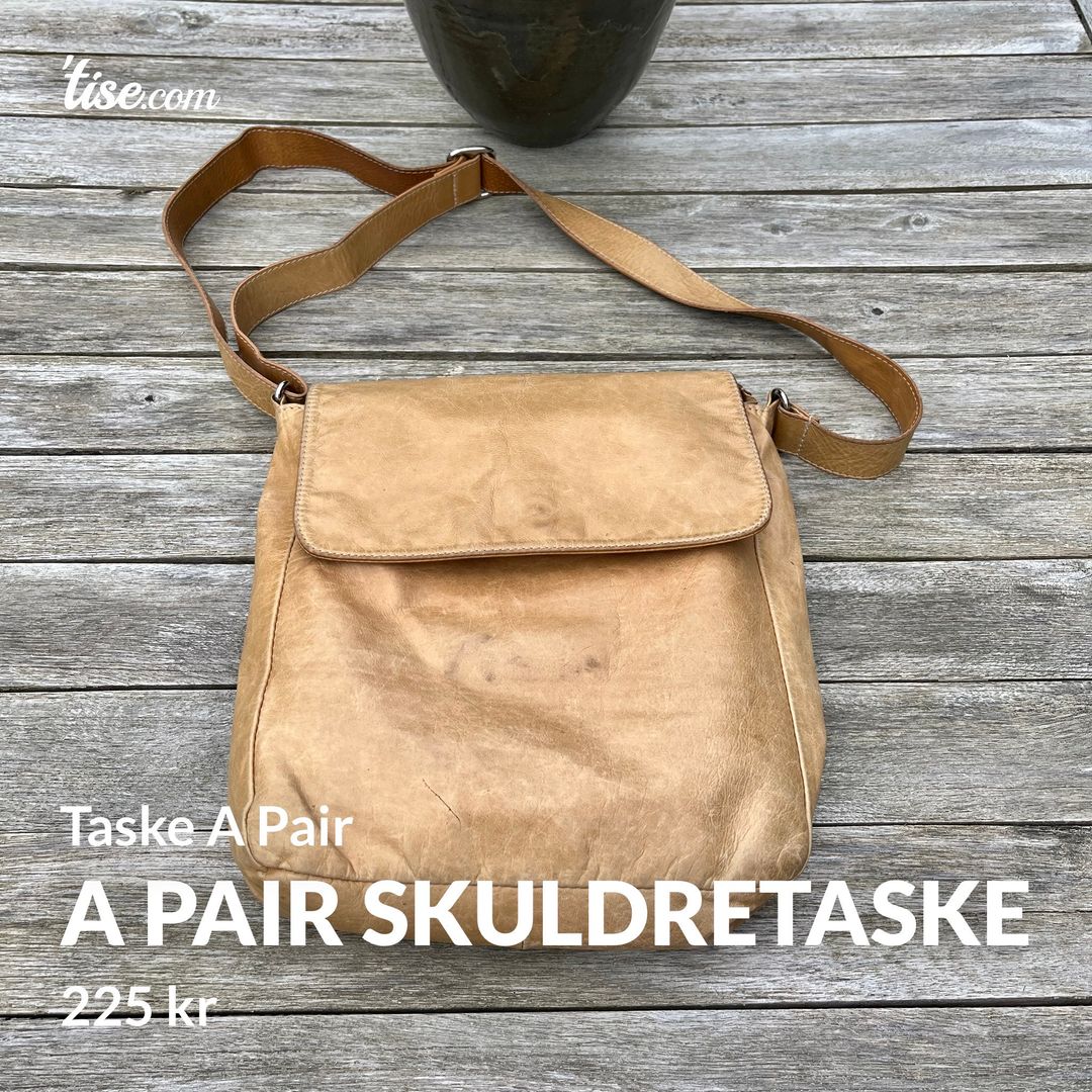 A Pair Skuldretaske