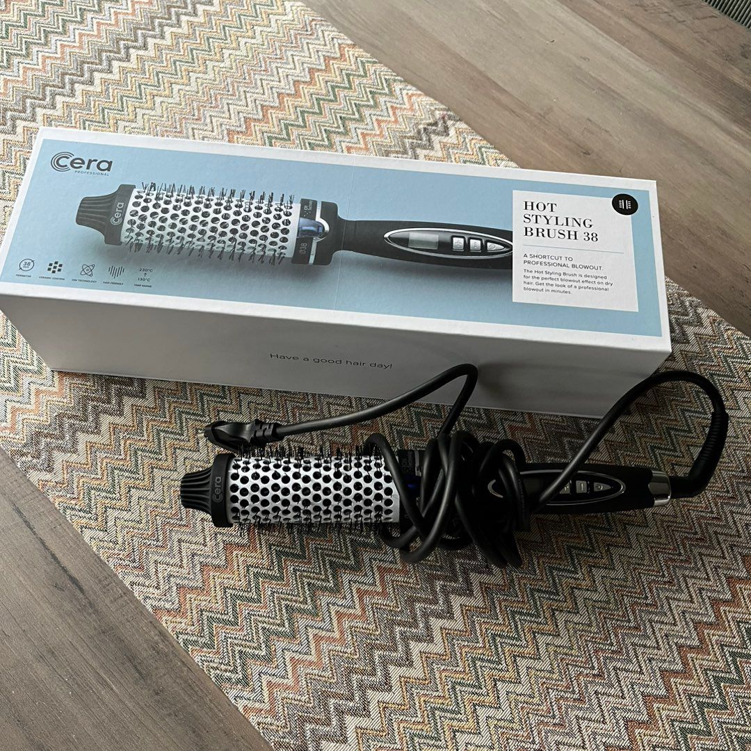 Cera styling brush