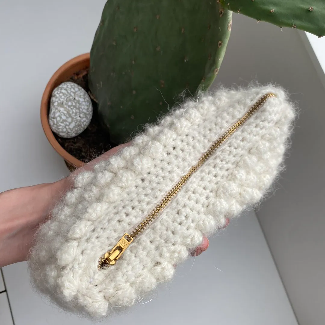 Bobble clutch