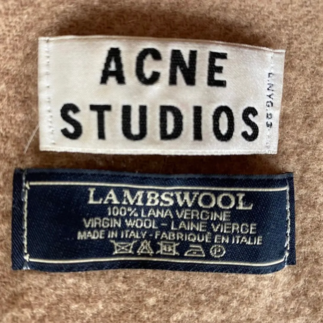 Acne ullskjerf