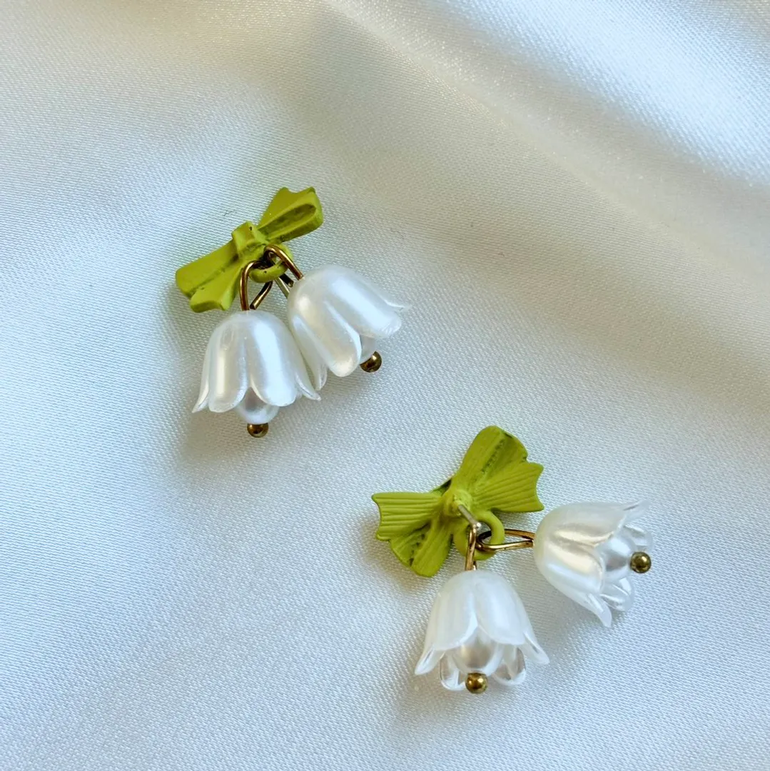 Lily earrings