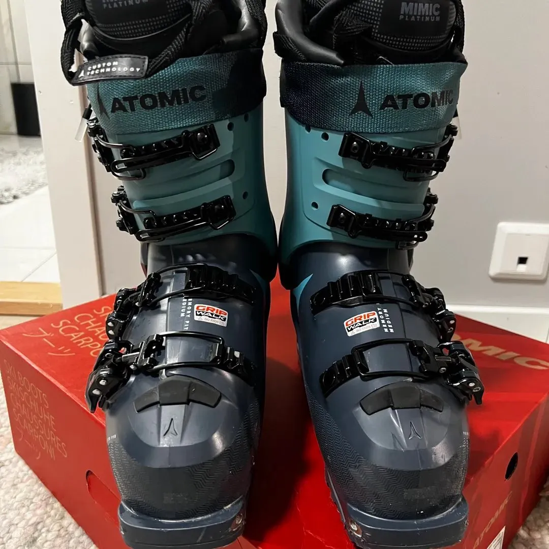 Atomic ski boot