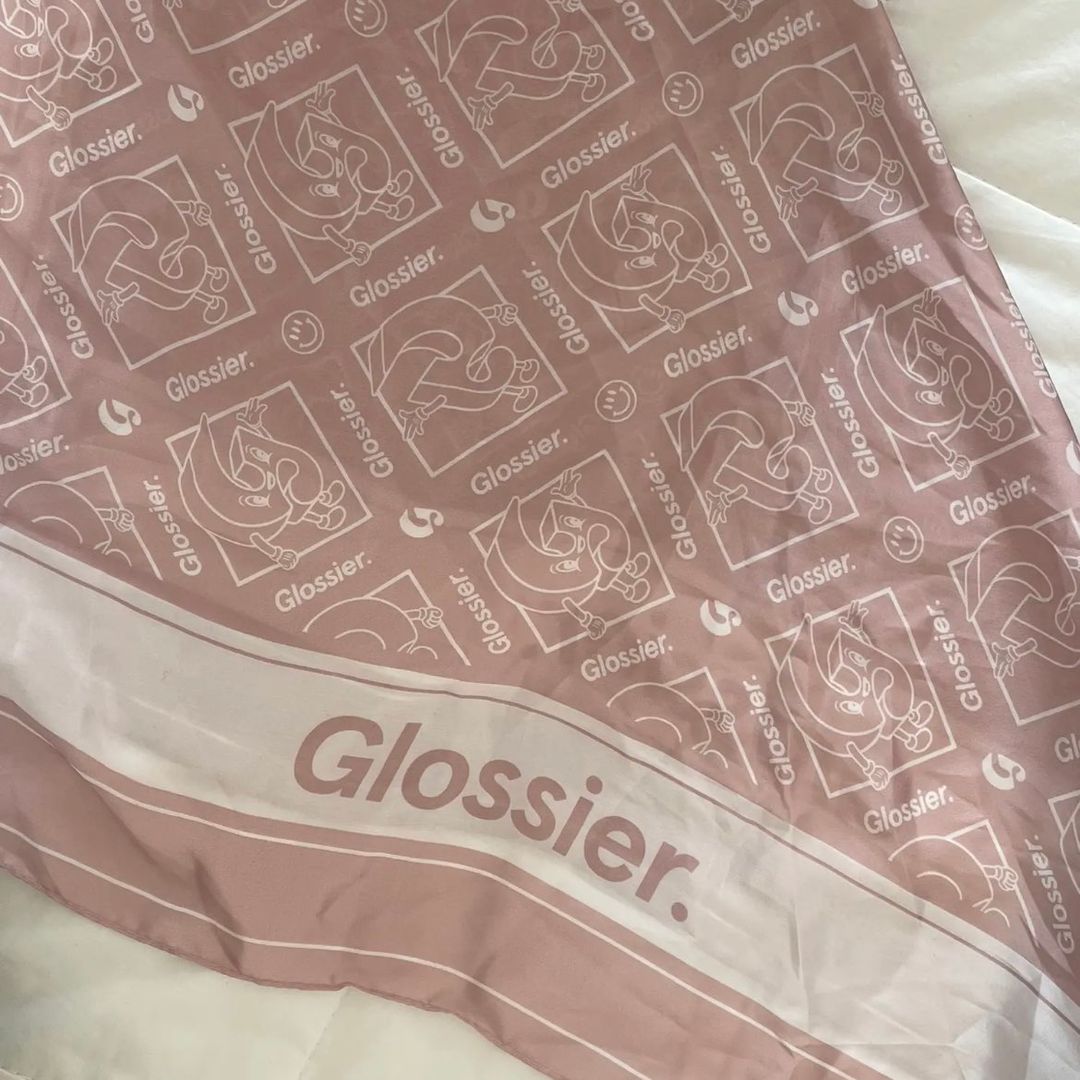 Glossier tørklæde