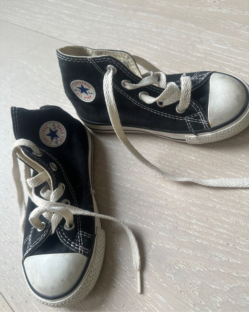 Svart converse