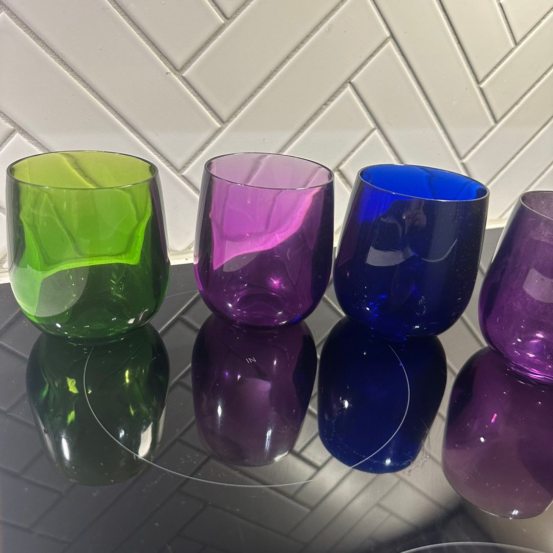 Fine plastglass