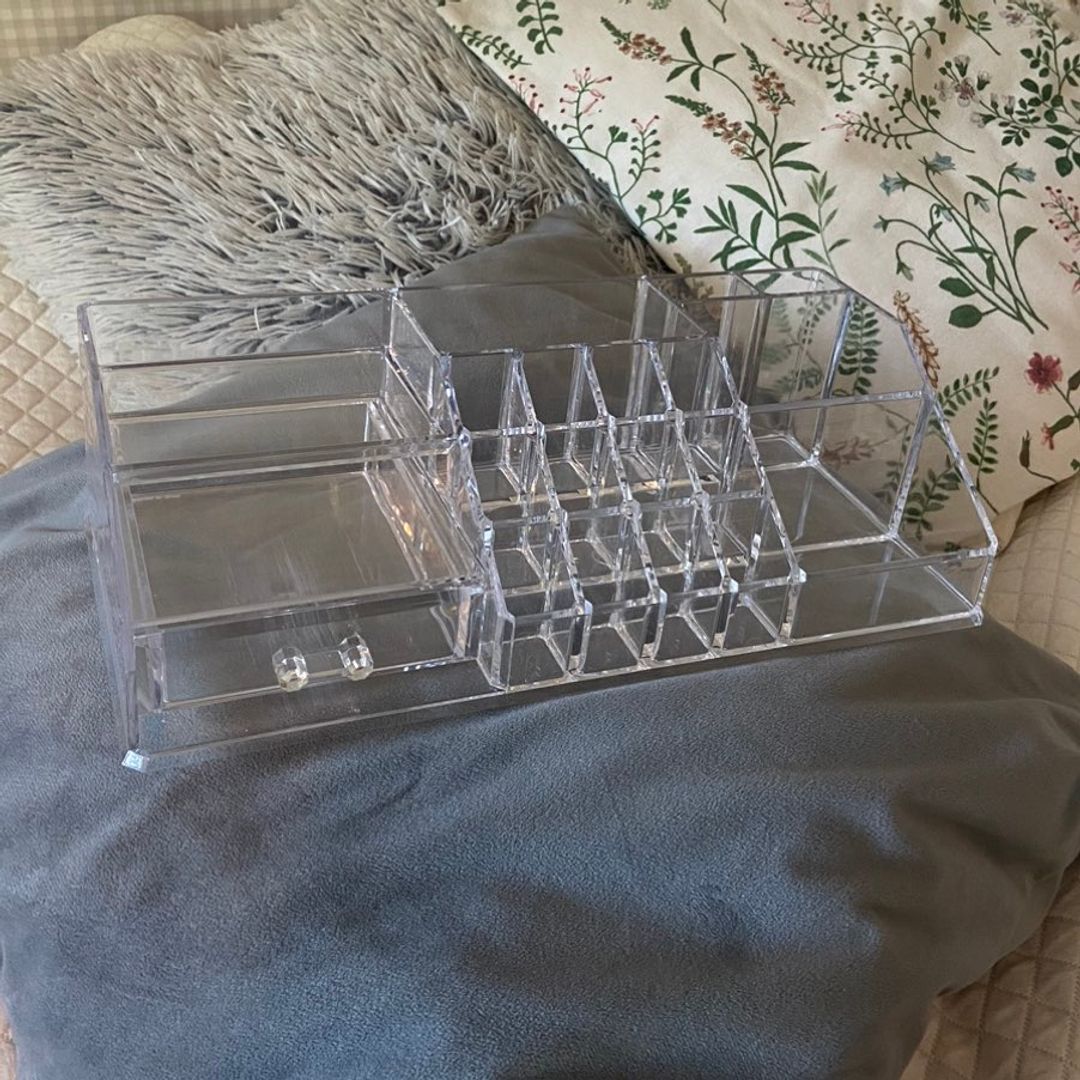 makeup organizer