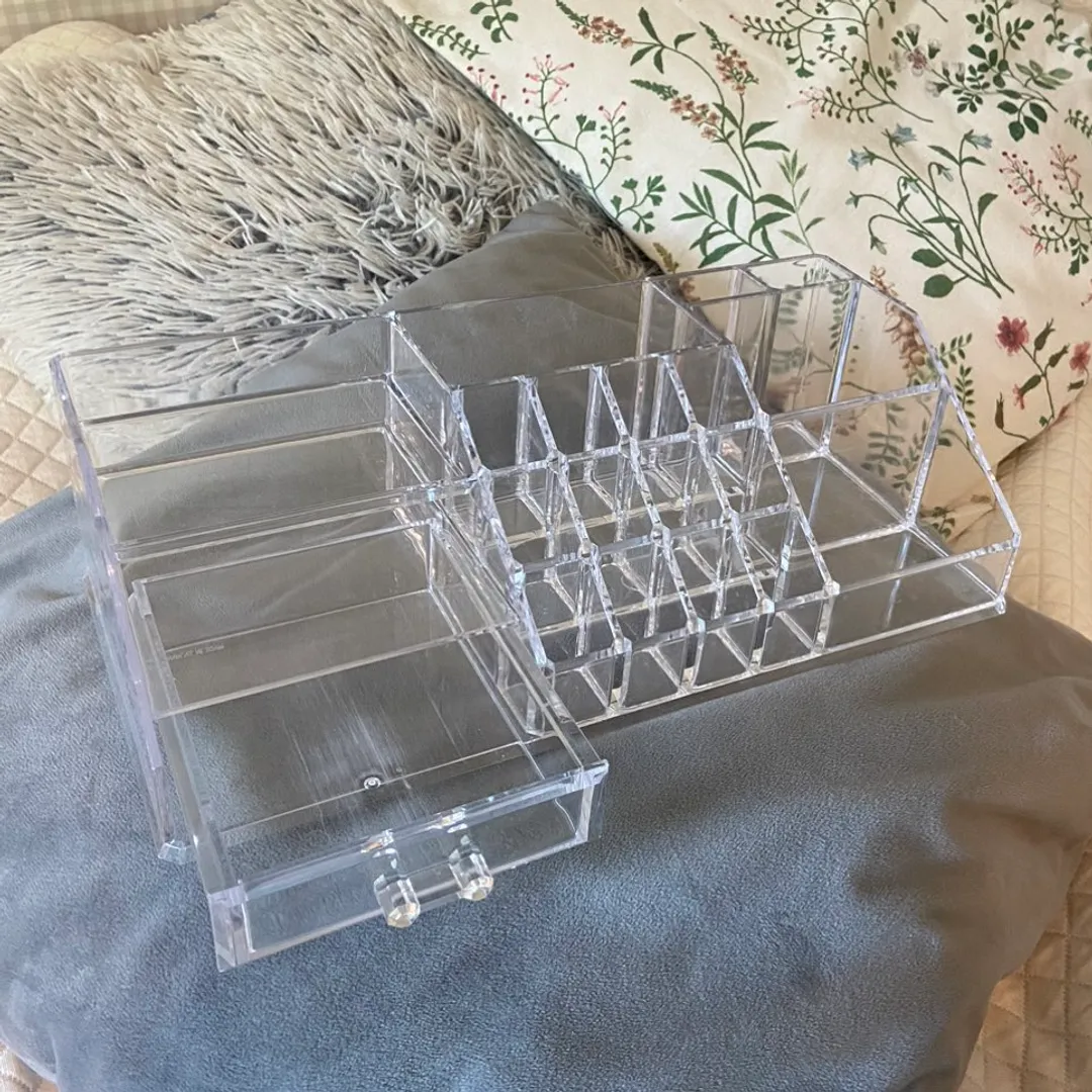 makeup organizer