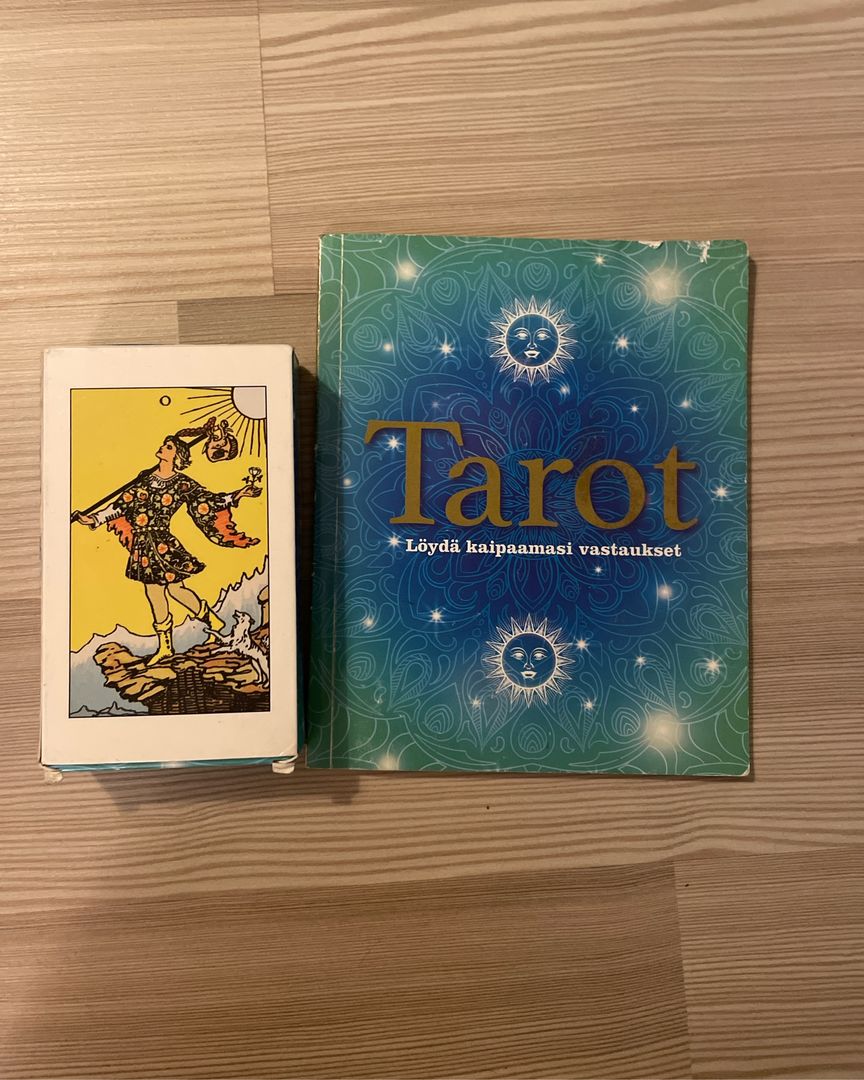 Tarot pakka ja kirja