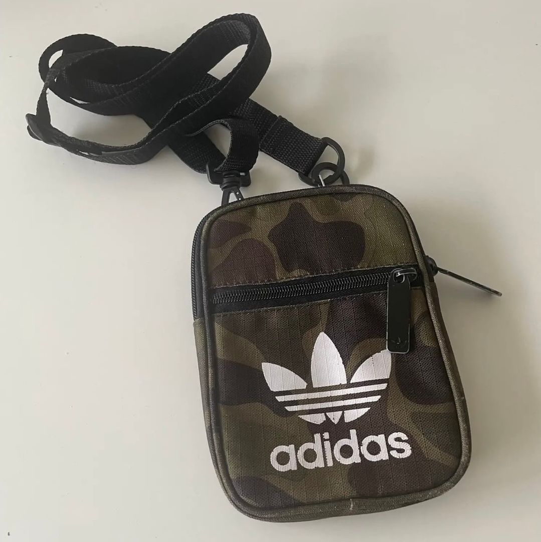 Adidas crossbody 🌸