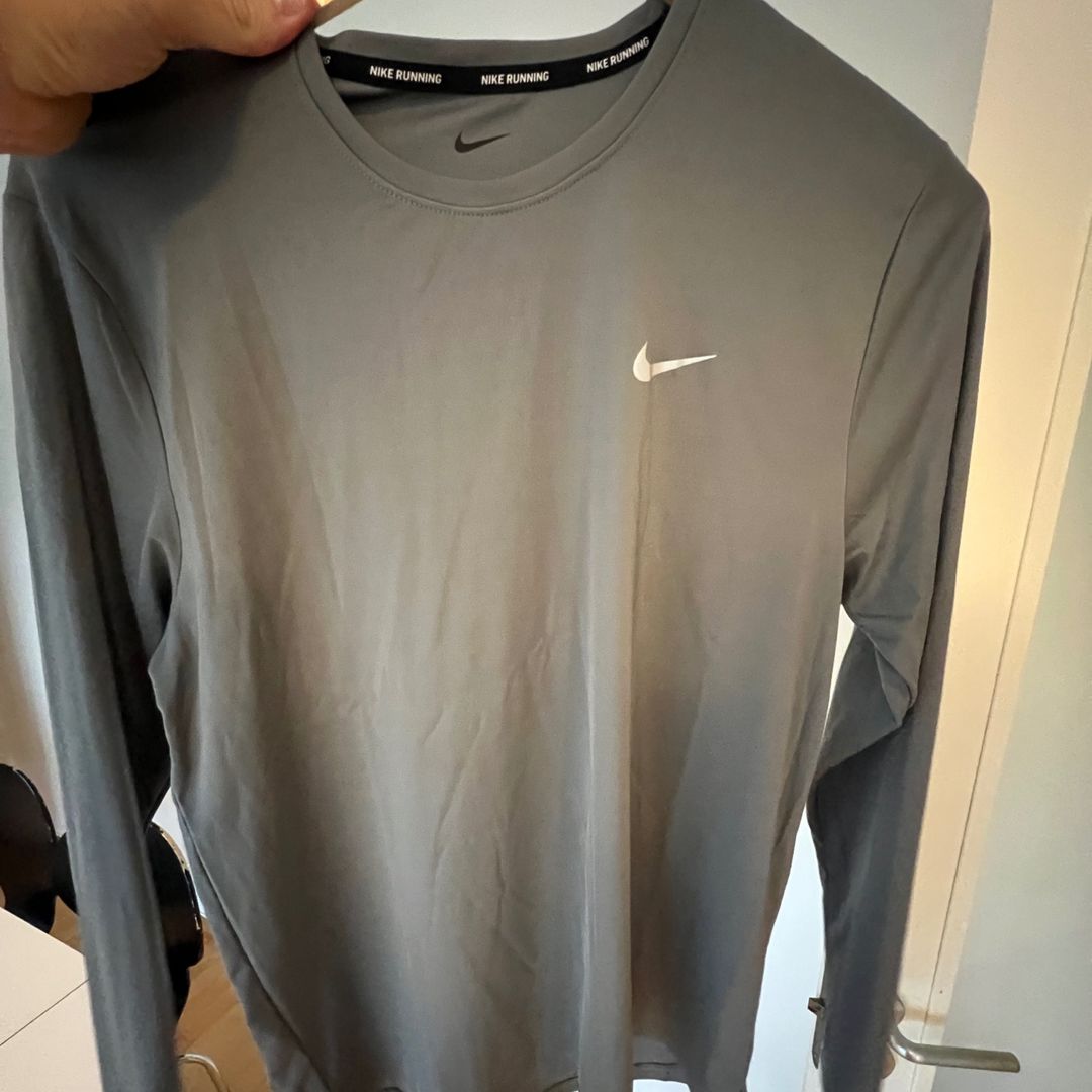 Nike løpetrøye grå