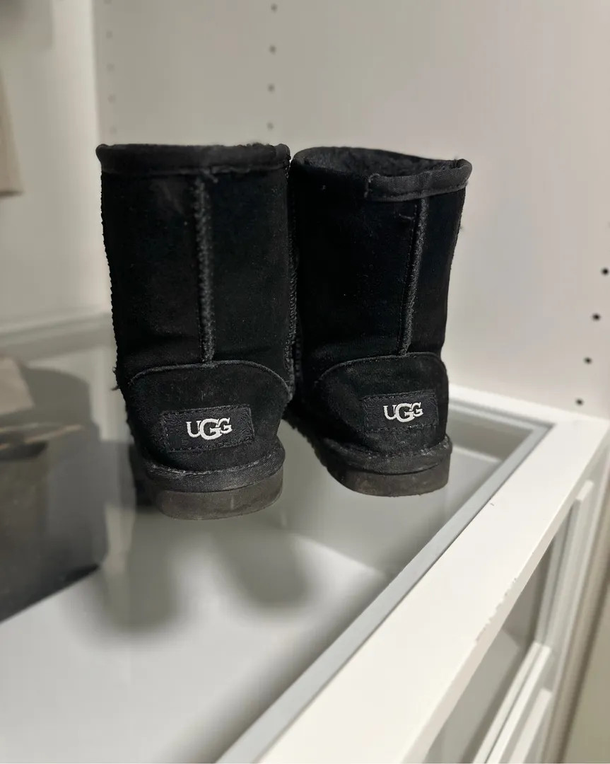 UGG