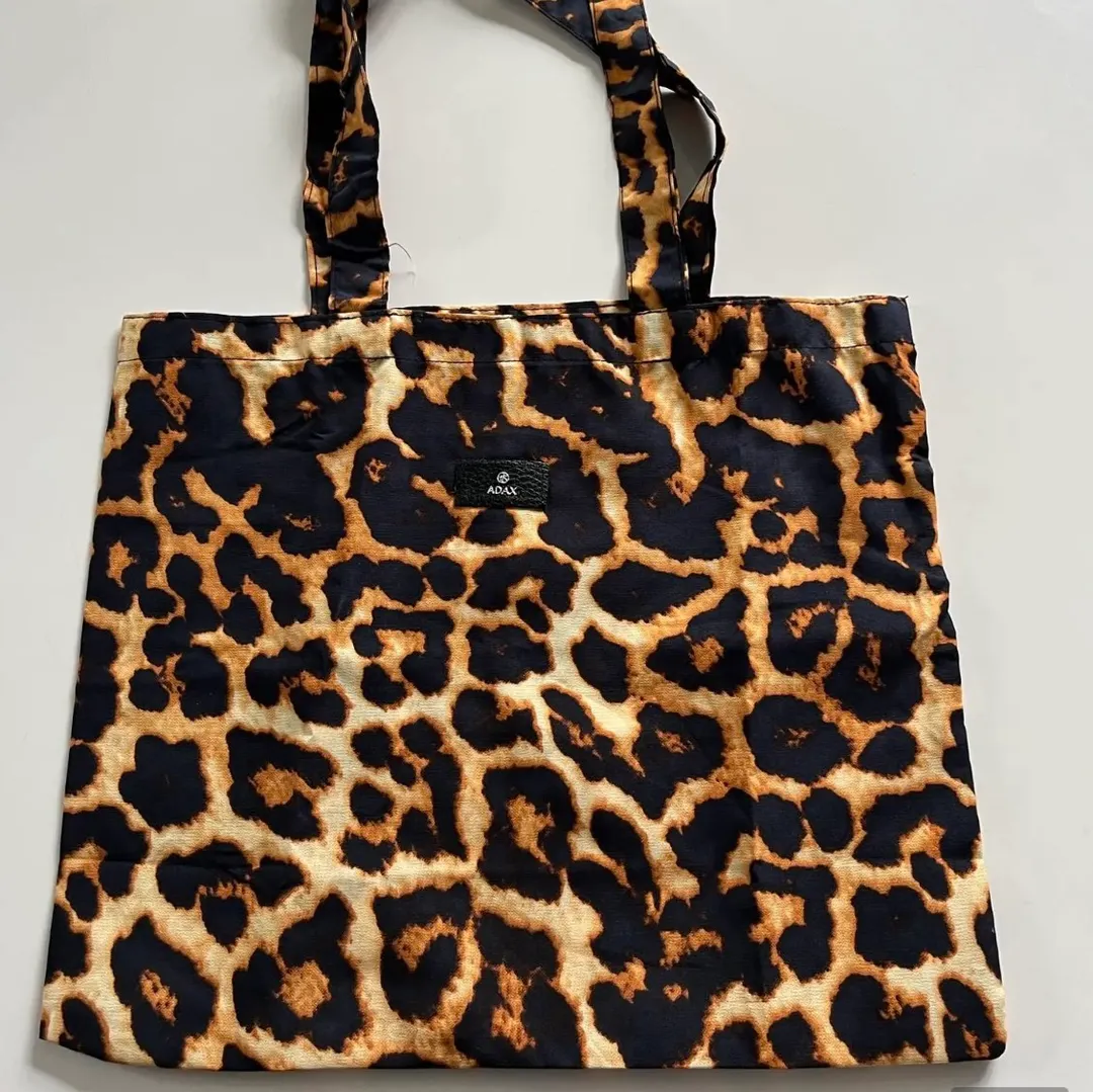 Leo Tote bag