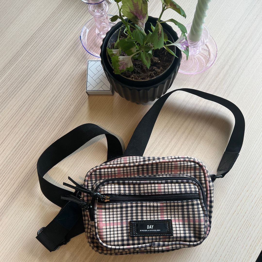 Day ET Crossbody