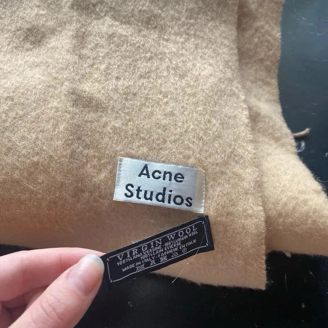 Acne ullskjerf