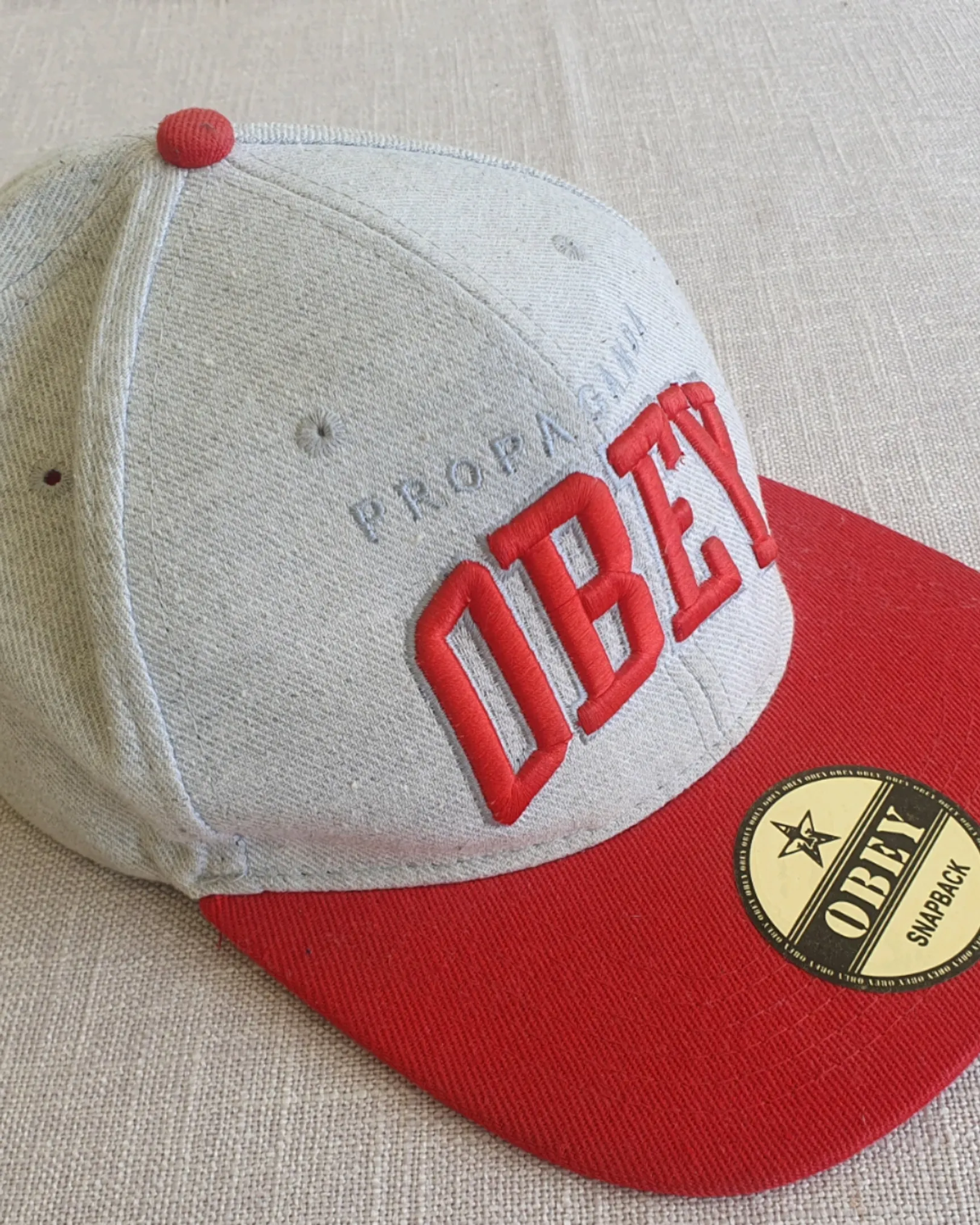 Snapback gråröd keps