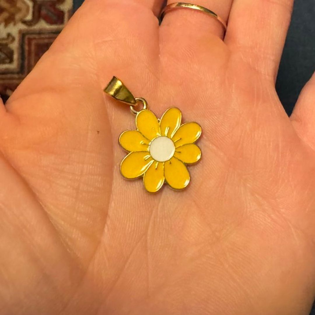 Daisy charm