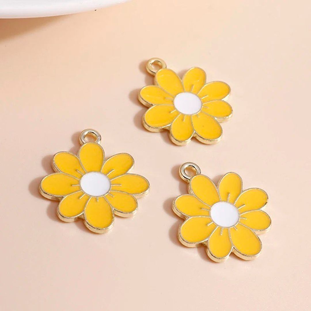 Daisy charm