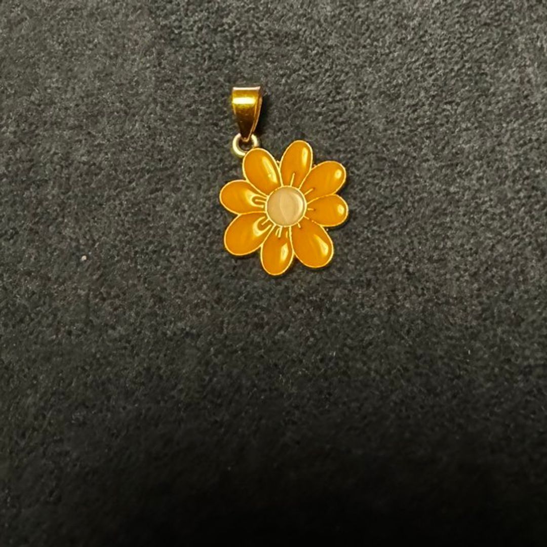 Daisy charm