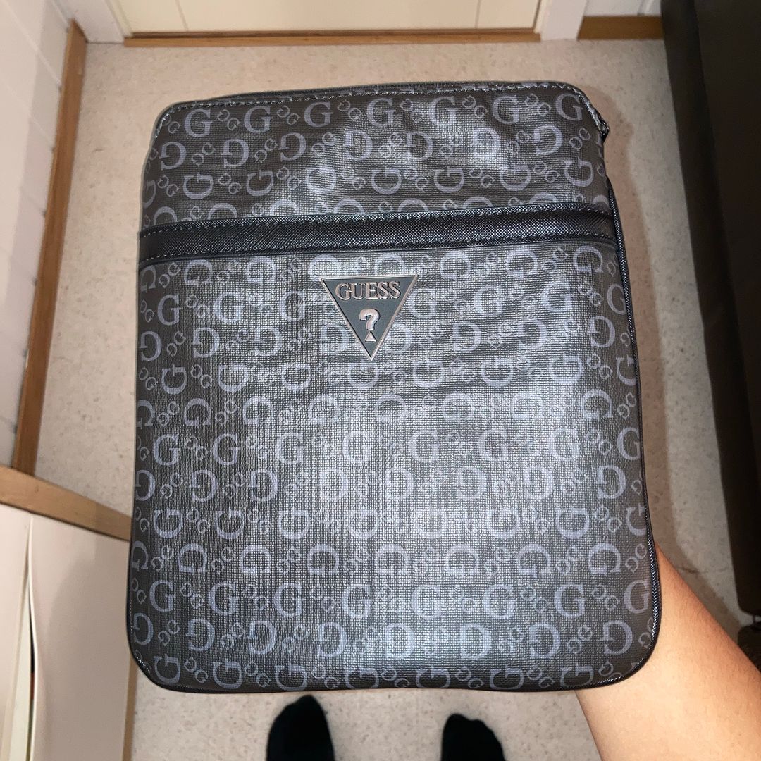 Guess sidebag