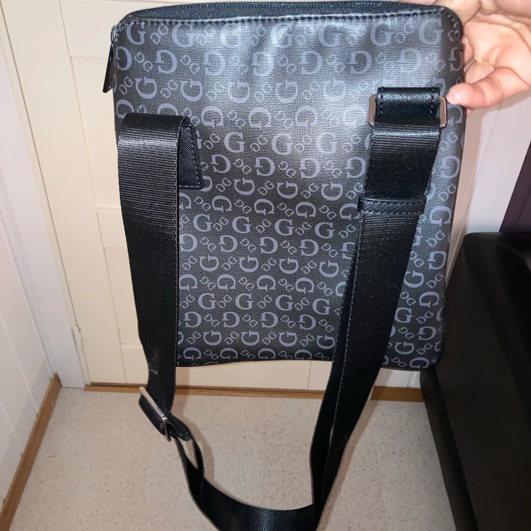 Guess sidebag