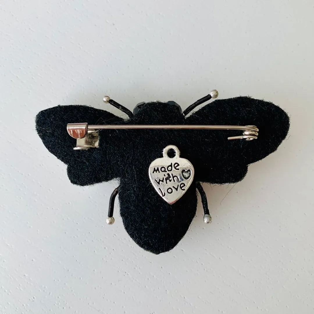 Bee brooch